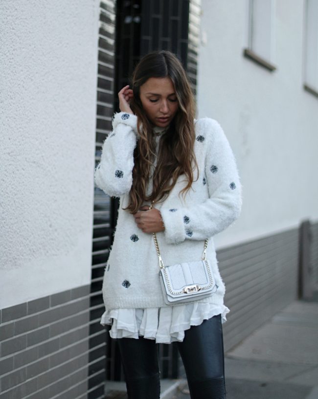 Pünktchen-Pullover, weiße Tasche von Rebecca Minkhoff, Fashionette